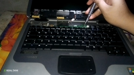 Melakukan Penggantian Keyboard pada Laptop Compaq Presario 2500